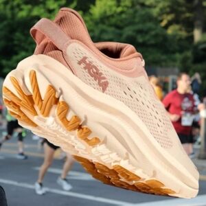 NEW! Hoka Kawana 2.Colour: vanilla /sandstone. Size 10 B